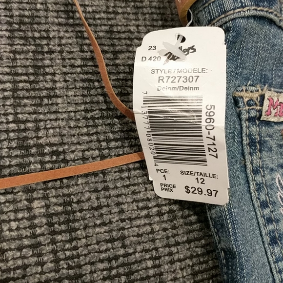 NWT Jean Capris with belt and embroidery - Picture 3 of 3